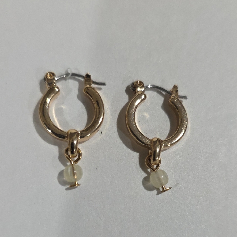 Gold Hoop Earrings with Cream Bead – Elegant Minimalist Jewelry for Women - Picture 3 of 10